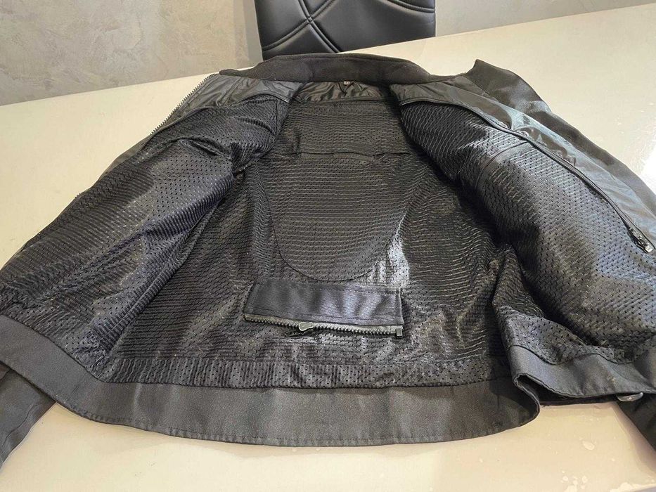 Vind doua geci moto de dama si o pereche de blugi moto dama