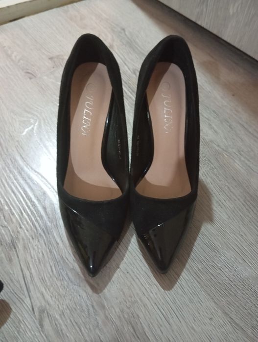 Чёрные вечерние красивые туфли.