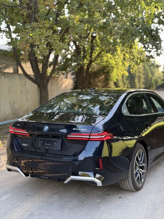 BMW i5 eDrive40 L, 2025 г. — пробег 8000 км