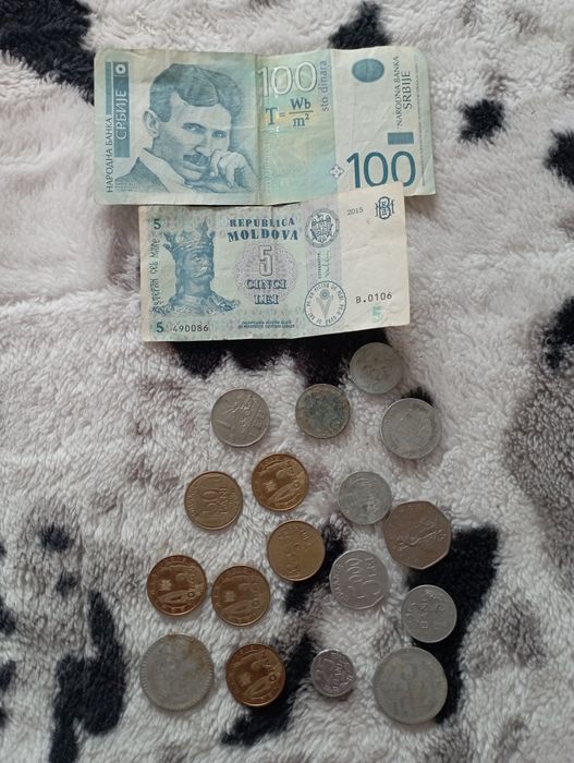 Vând bani vechi. Prețul este negociabil.