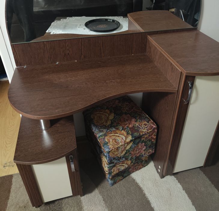 masa manichiura cu dulap