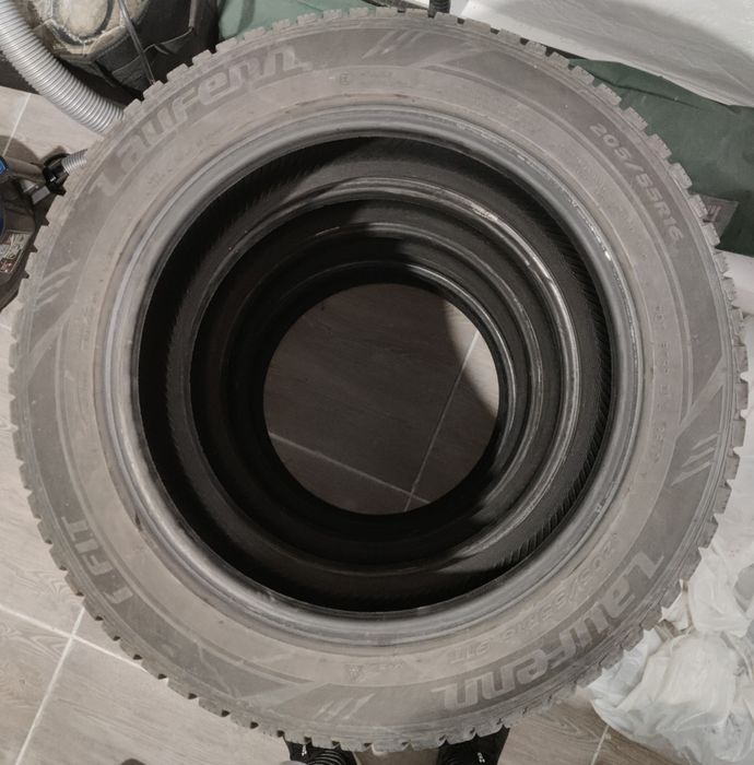 2 комплекта гуми - зимни и летни 205/55R16 - цената е за всички 8 гуми