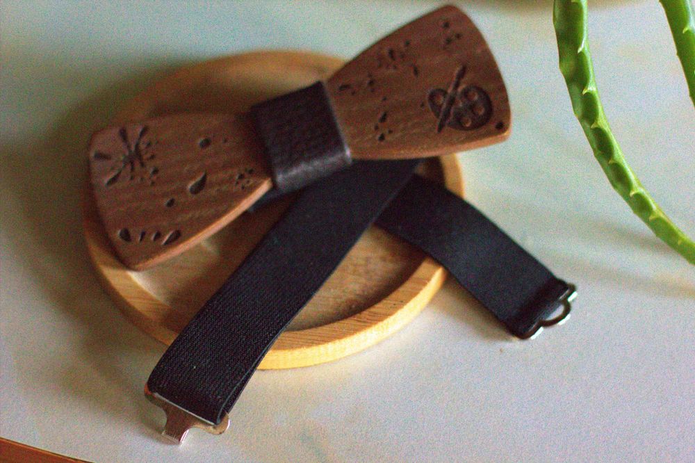 Дървена папионка - ръчно изработена