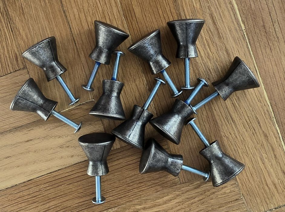 12 butoni mobilier Ikea