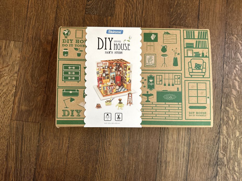 DIY house Миниатюрен модел на стаичка с библиотека за сглобяване