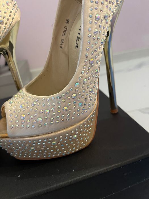 Уникални, златни токчета с камъни