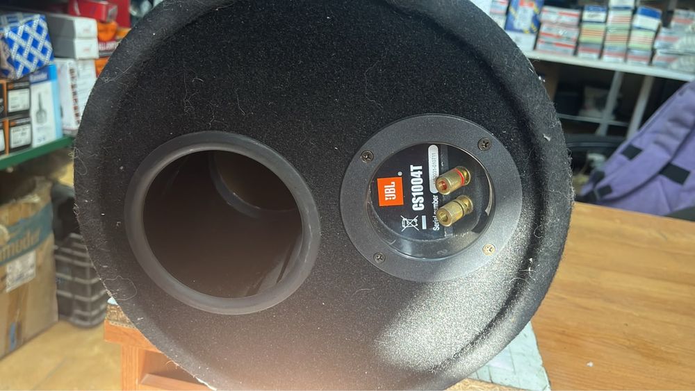 Продам сабвуфер JBL