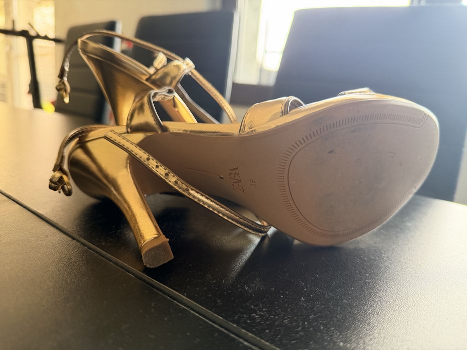 Vand sandale din piele Zara, marimea 39