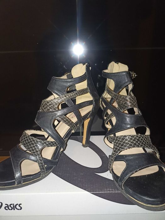 Обувки с висок ток