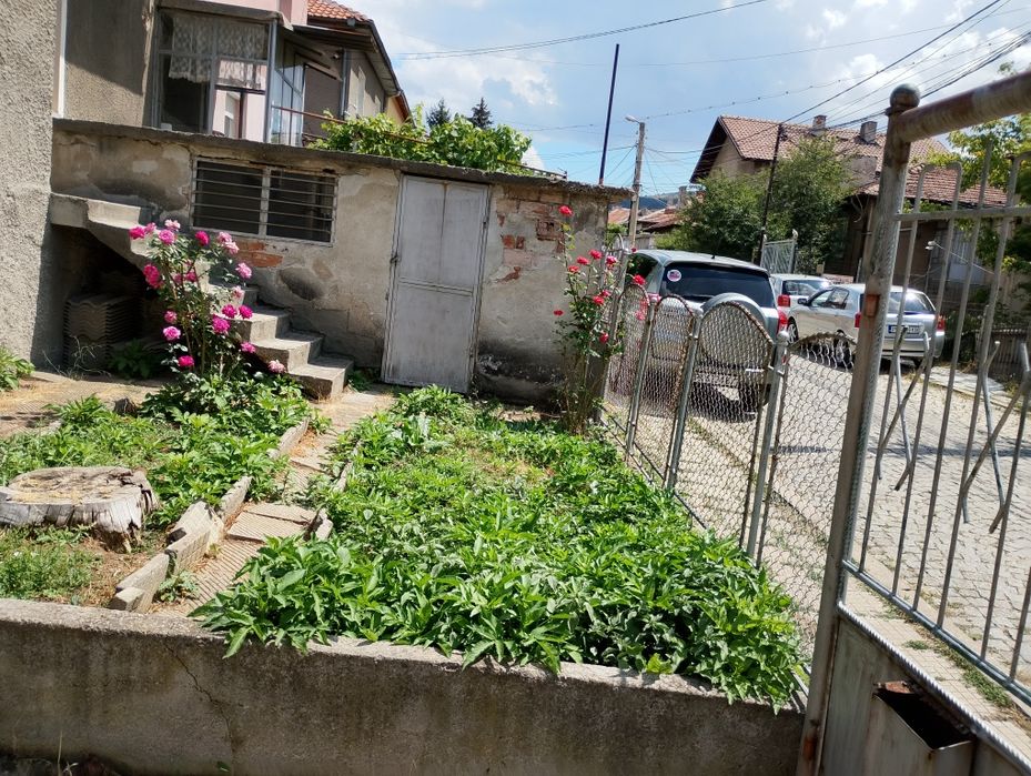 Собственик продава масивен голям имот: с 3 къщи, 2 гаража, 4 мазета!