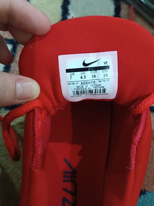 Продаю женские кроссовки.