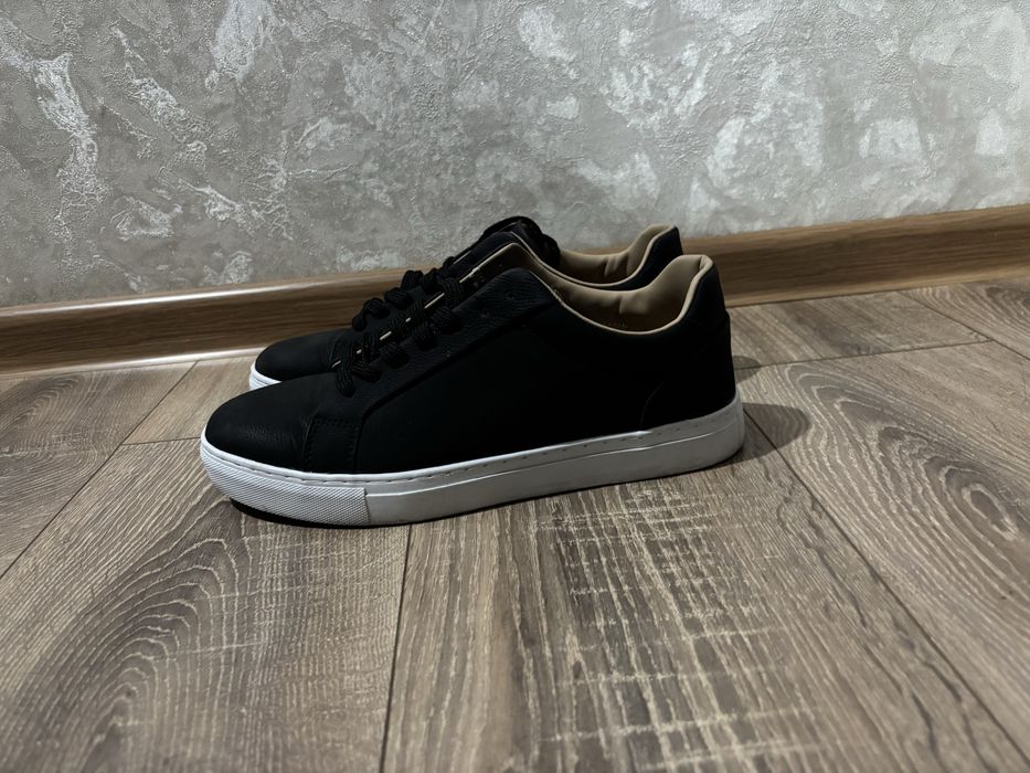 Продаю черные кеды