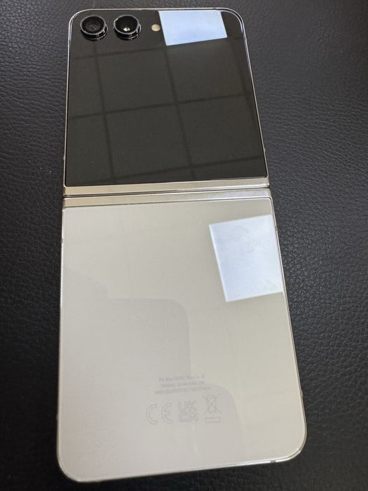 Samsung Galaxy Z Flip5 с памет 256GB и цвят Cream (светлобежов/ванилия)