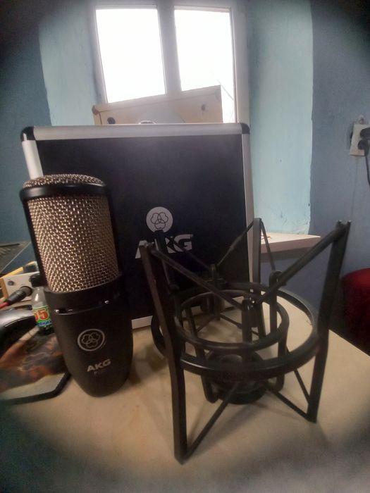 Volt 176 uad AKG P220