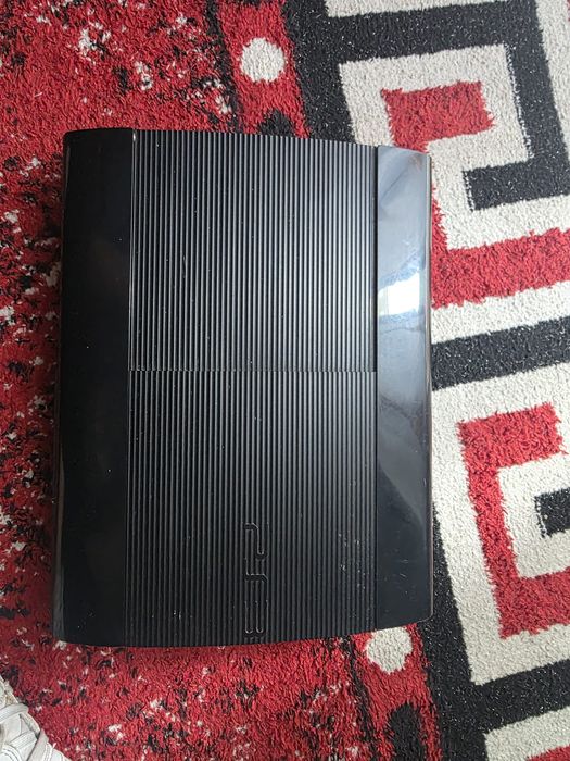PS3 stare buna cu jocuri Fra manete  35 de lei este de cumpărat în rest are cabluri absolut tot sau 200 de lei fara jocuri