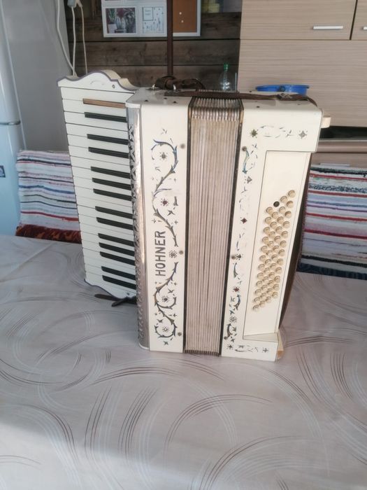 Acordeon Hohner frumos pe alb