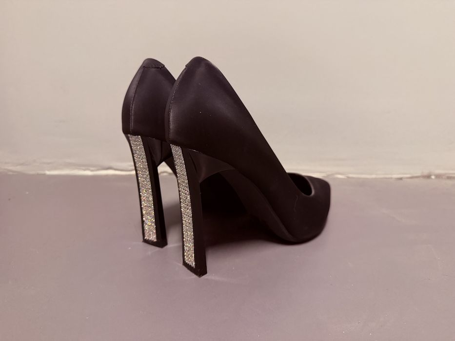 Черни токчета с камъни