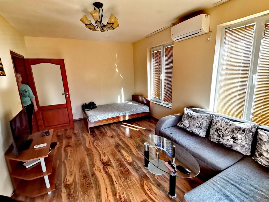 Дава се под наем Двустаен апартамент в Бургас, Лазур - 60 кв.м за 255 € - Снимка #2