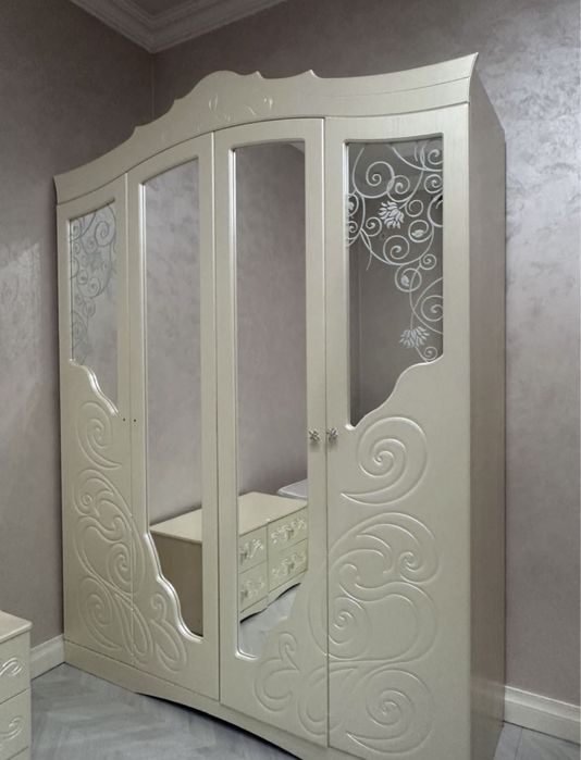 Классикалық өрнектен жасалған шкаф