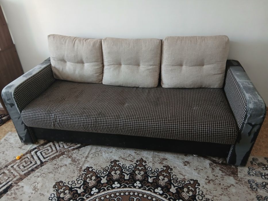 Диване состояние нормальное.