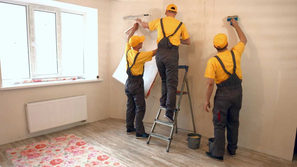 Бригада строителей, каменщиков. Поклейка обоев, покраска, шпаклевка.