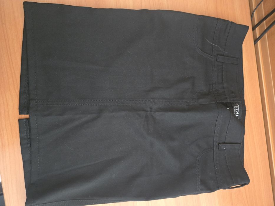 Черна пола подходяща коляното, размер 34