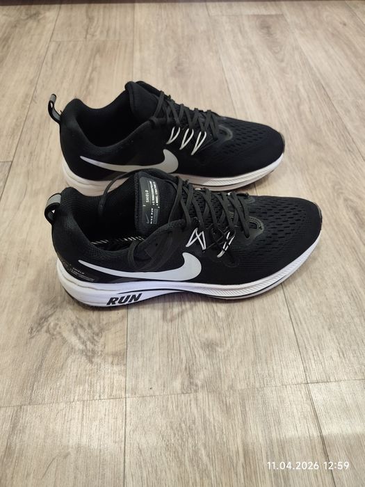 Кроссовки Nike 42 р.
