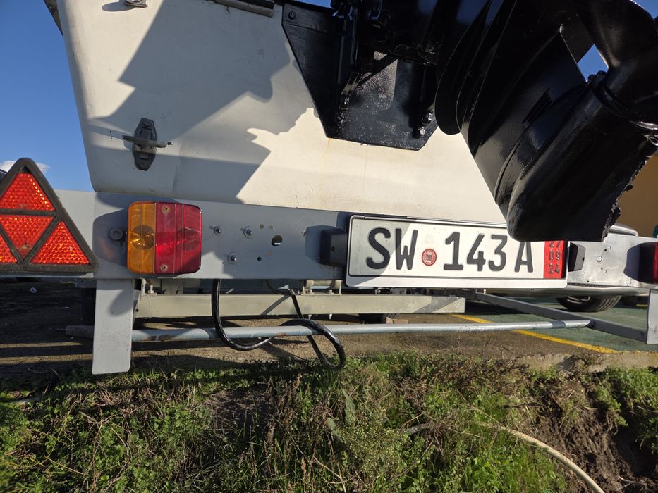 Продавам моторна лодка