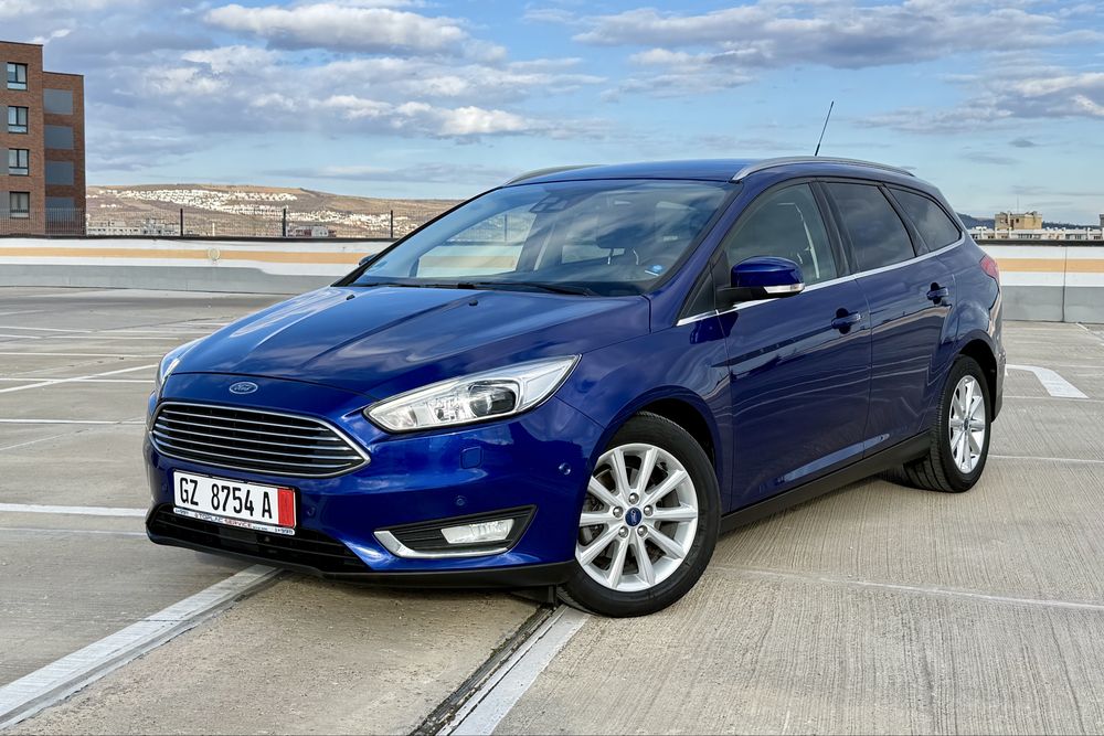 Ford Focus TITANIUM Bi-Xenon Lane-Assist Distronic Trafic-Sign Blis ...