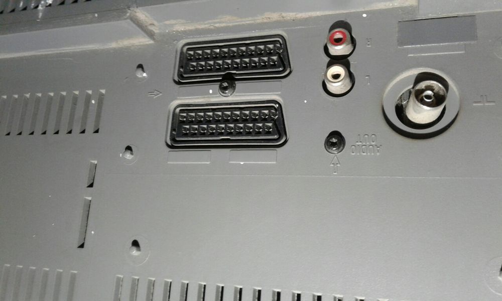 Телевизор большой.