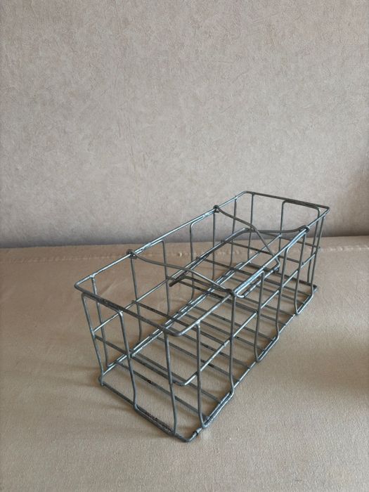 Метална кошница - супер здрава и удобна за носене.