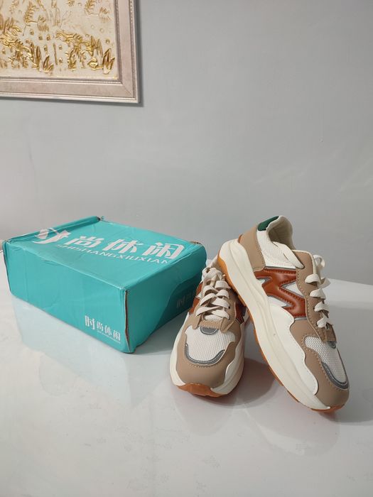 Продам новые женские кроссовки