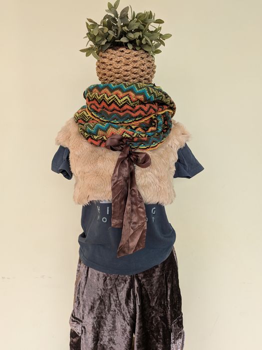 Комплект "Изгубен свят": пухкаво елече, кадифен панталон, шал