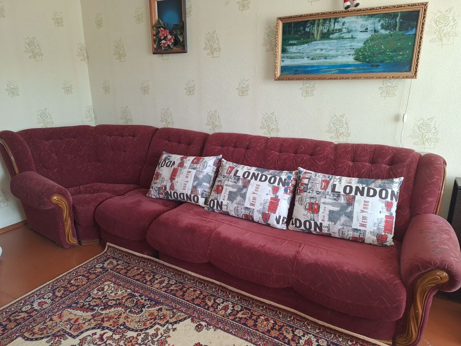 Продаётся советский диван.