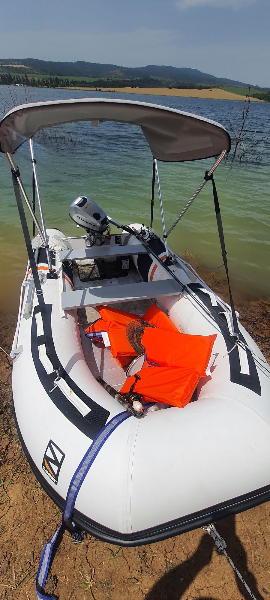 Надуваема лодка с твърдо алуминиево дъно 330см,с двигател хонда 6hp с ...