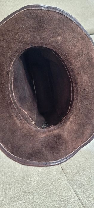 „Pălărie cowboy din piele naturală, stare foarte bună”