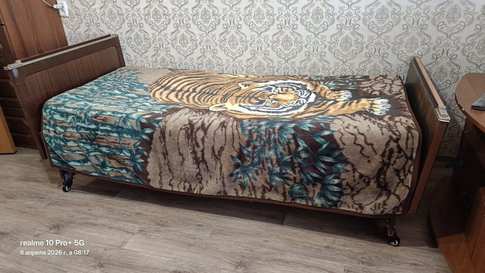 Кровать 1.5 на колёсах