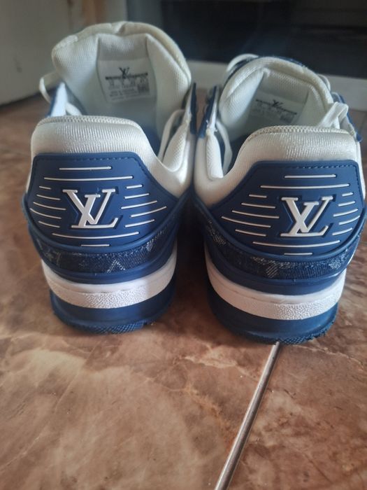 Louis Vuitton albastrii