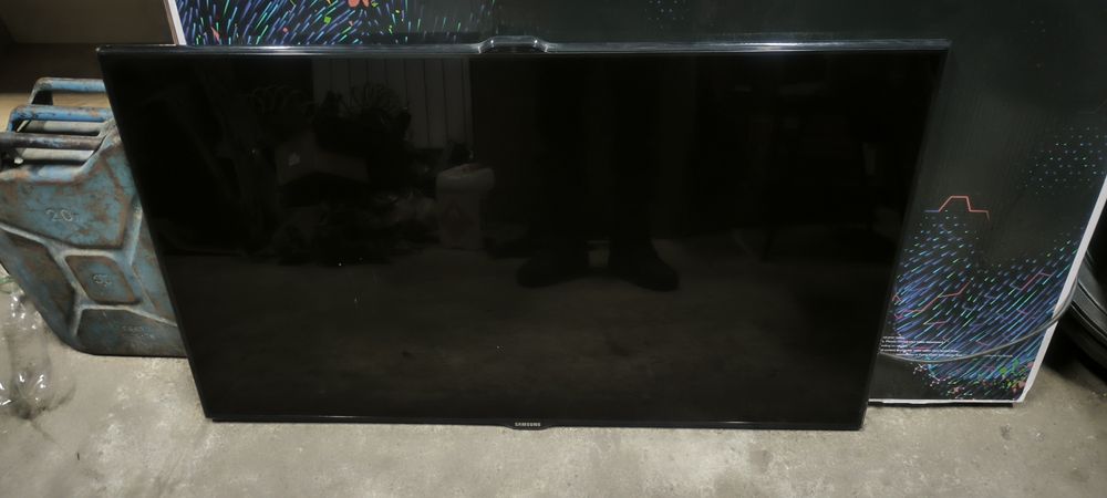 Телевизор смарт не включается