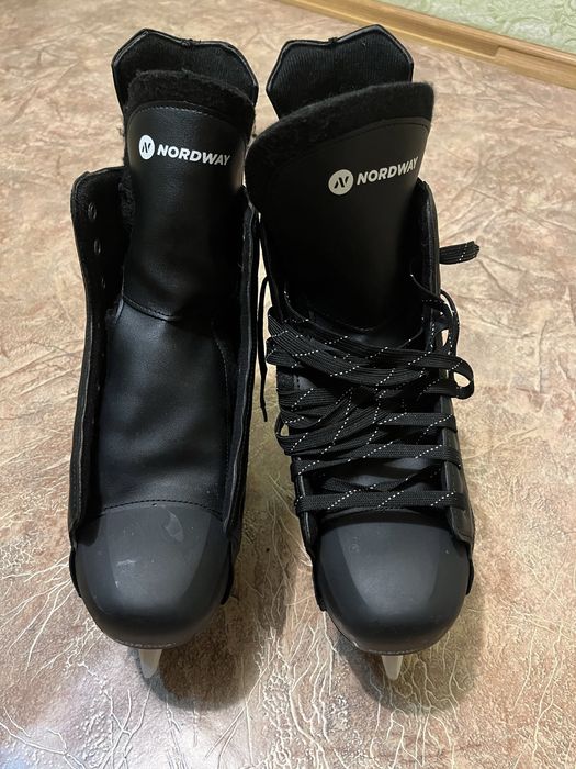 Продам коньки 42 размер