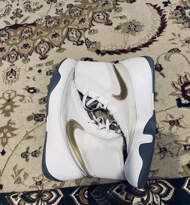 Мачемаи бело золота