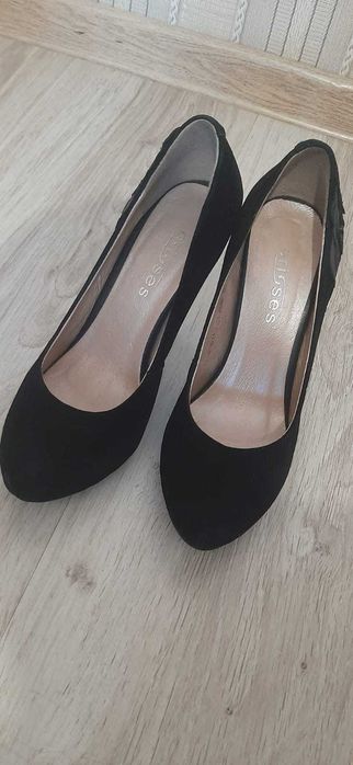 Продам замшевые туфли