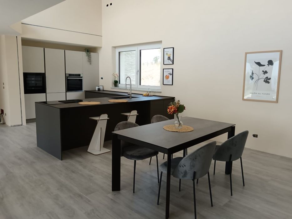 Vila nouă modernă în nordul Italiei