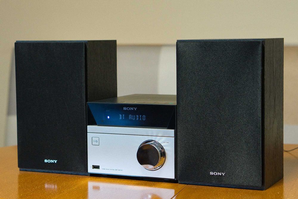 Sony CMT-SBT20 е компактна стерео аудио система с Bluetooth, FM радио, CD плейър и USB