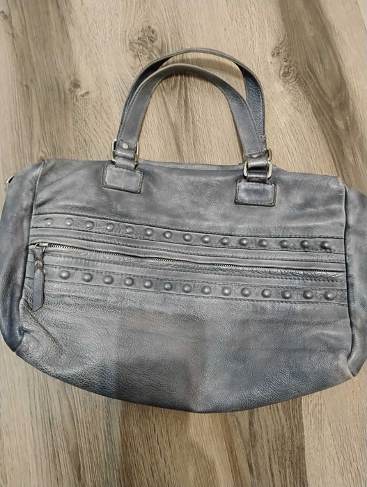 Сребриста чанта от естествена кожа