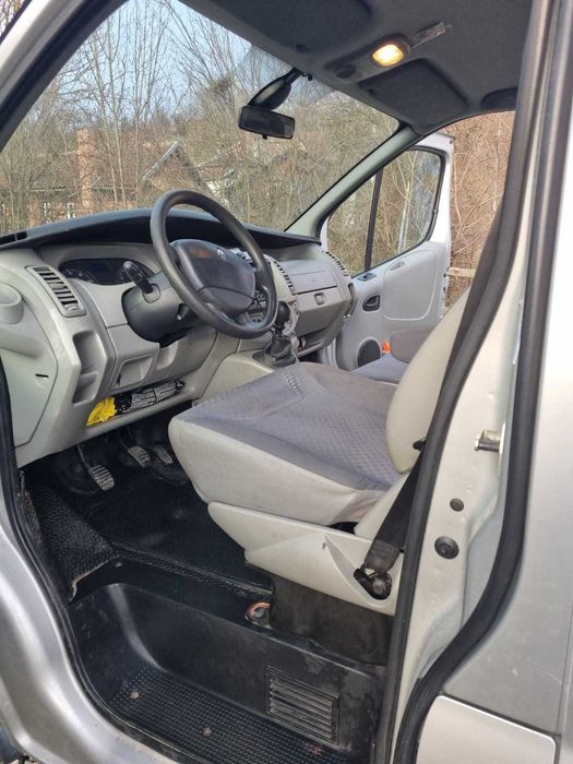 Vând Renault Trafic (8+1 locuri), autoturism spațios și fiabil