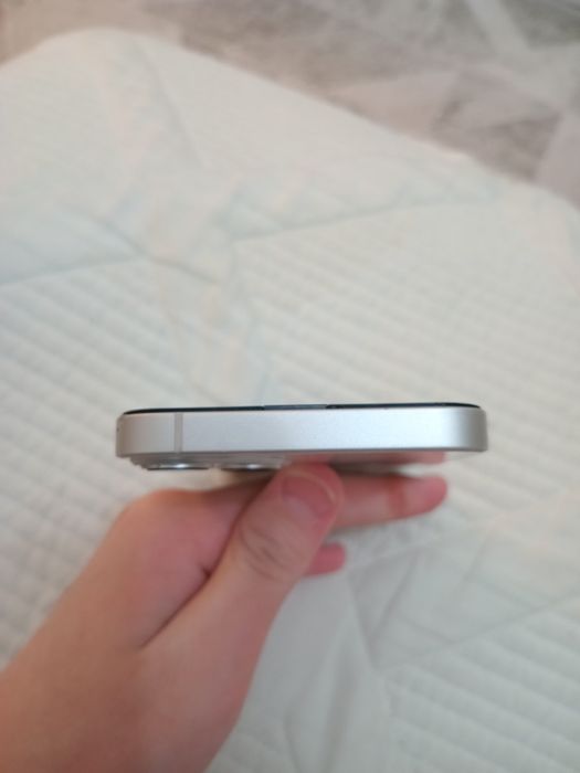 Продам белый айфон 13