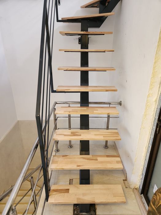 Scari metalice cu trepte din lemn