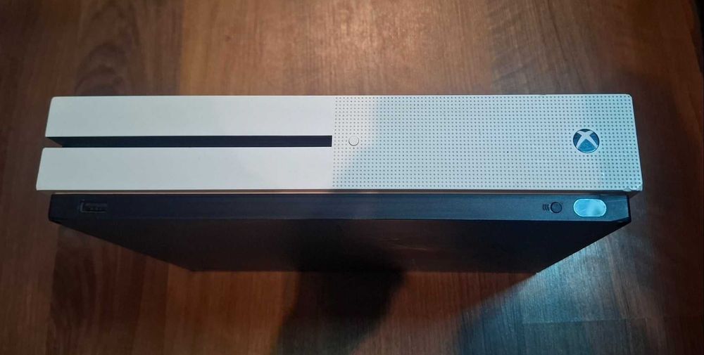 Vând XBOX-ONE S 1TB,controller+jocuri