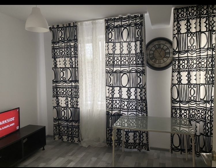 Inchiriez garsoniera 70 mp,,cu curte